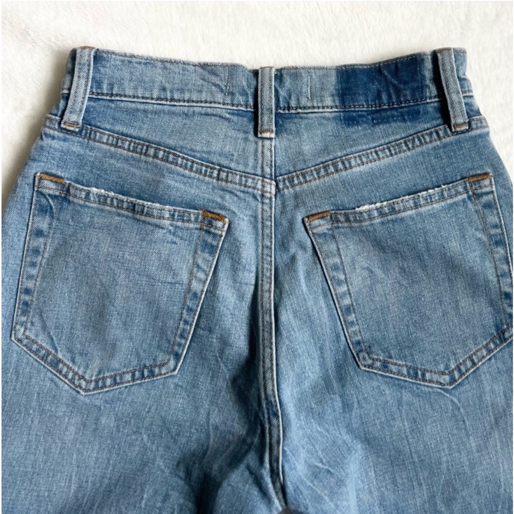 Abercrombie & Fitch Woman’s “The Ankle Straight Ultra High Rise”